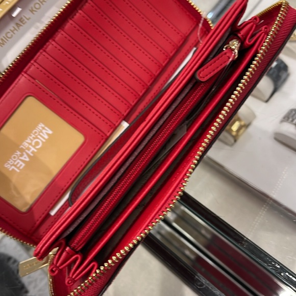 MICHAEL KORS
Leather Continental Wristlet Phone Case Wallet
Bright Red
NWT - Picture 7 of 16